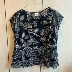 Cabi black blue blouse, lined in front, ruffle hem, short sleeve